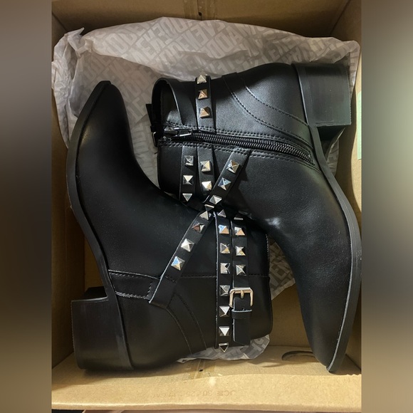 NWT In Box Steve Madden Besto Black Leather Silver Studded Bootie - Picture 8 of 8